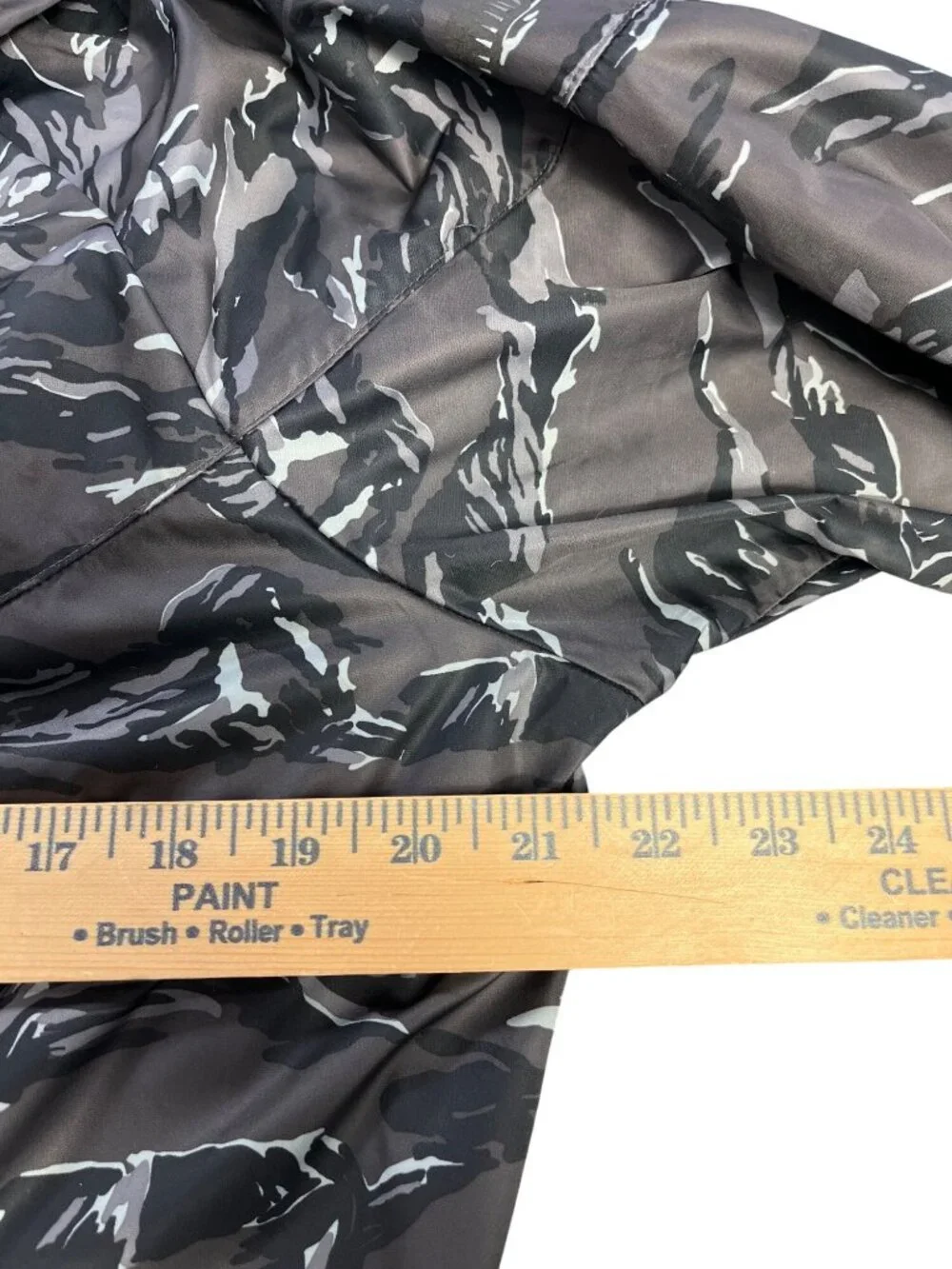 Nike Mens Camo Hooded Windbreaker Jacket L Black & Gray Polyester Small rip